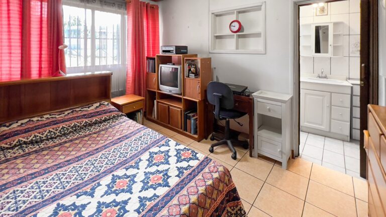 se-vende-amplia-casa-en-san-pedro-fe-19