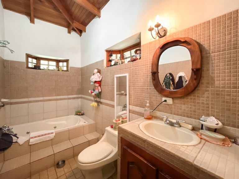 se-vende-casa-con-piscina-en-orotina-fau-19