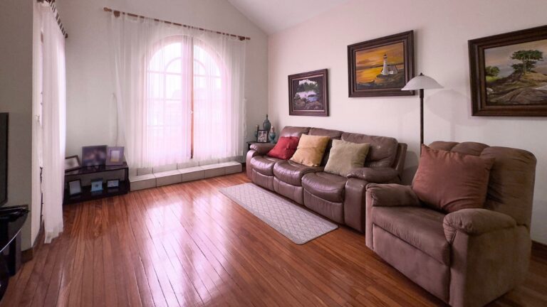 se-vende-elegante-casa-de-2-niveles-fe-18