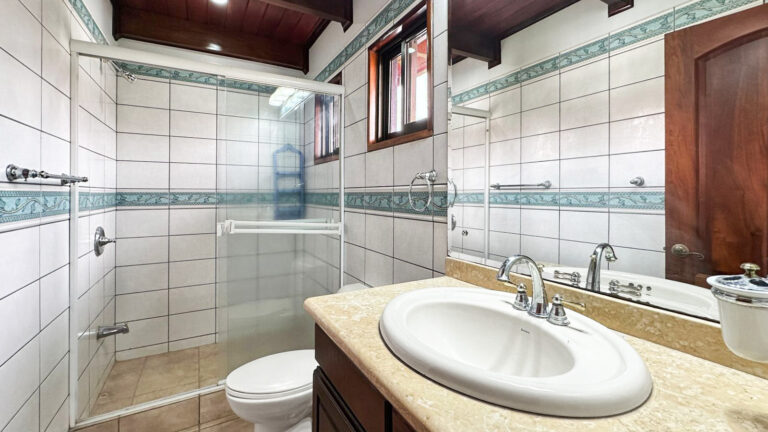 se-vende-espectacular-casa-en-residencial-fau-21