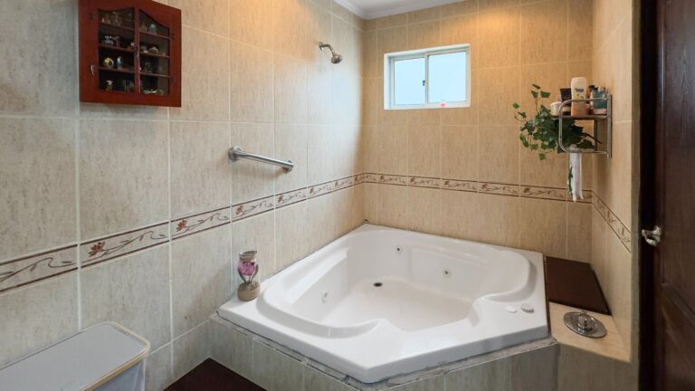 se-vende-hermosa-casa-en-los-colegios-fe-17
