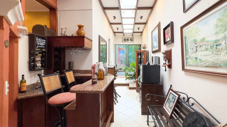 se-vende-hermosa-casa-en-los-colegios-fe-9