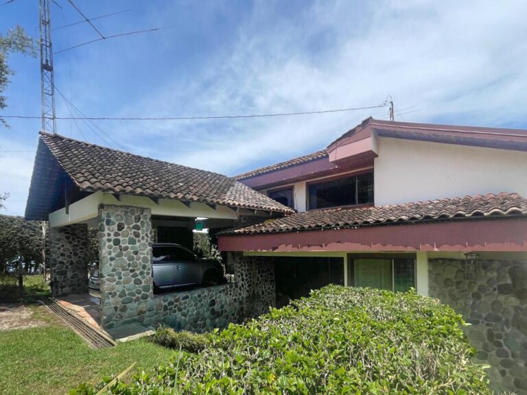 se-vende-propiedad-con-vista-en-la-angelina-ad-2