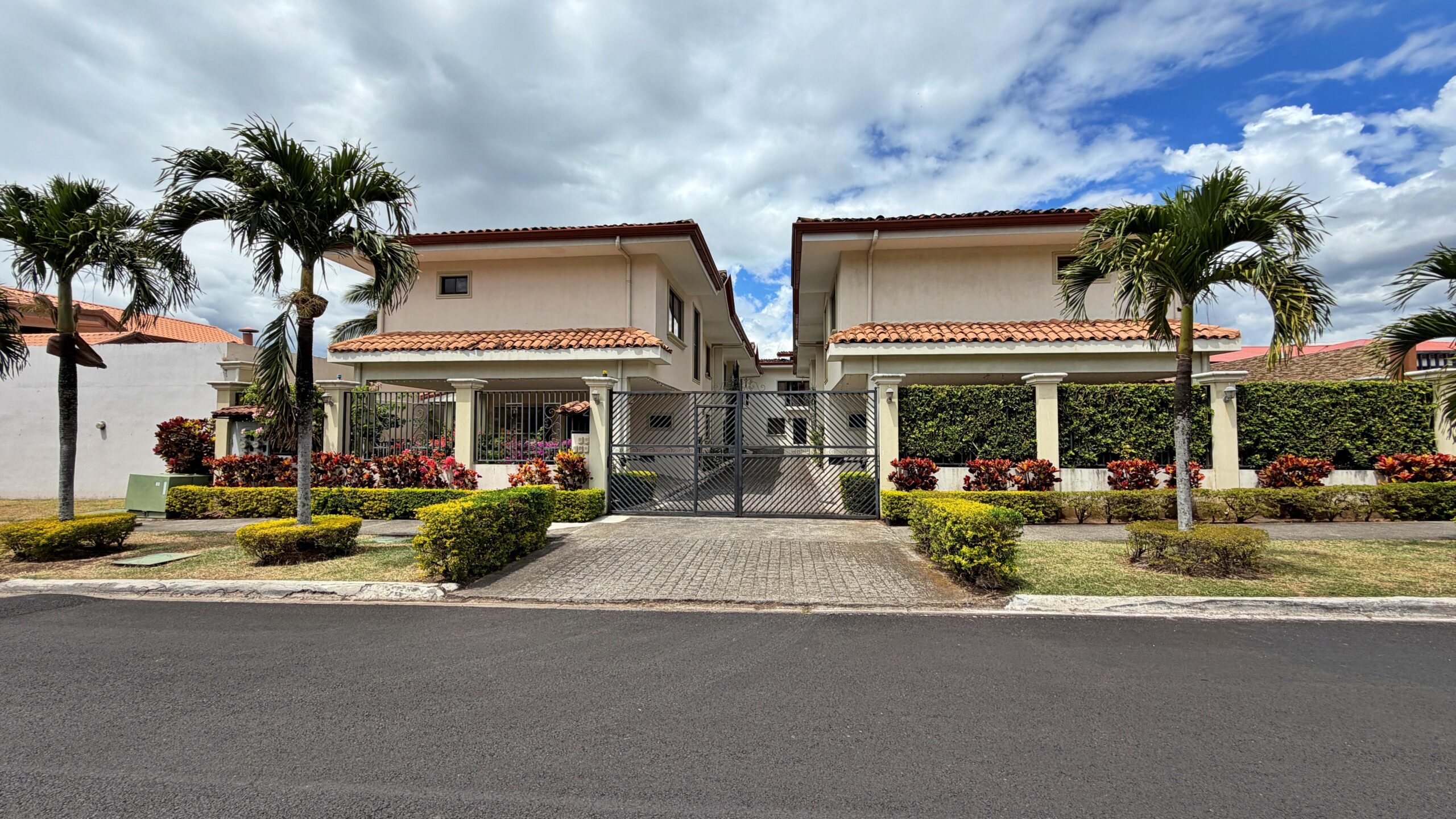 Alquiler-casa-elegante-con-balcon-y-jardin-Pozos-Santa-Ana.-FE-2