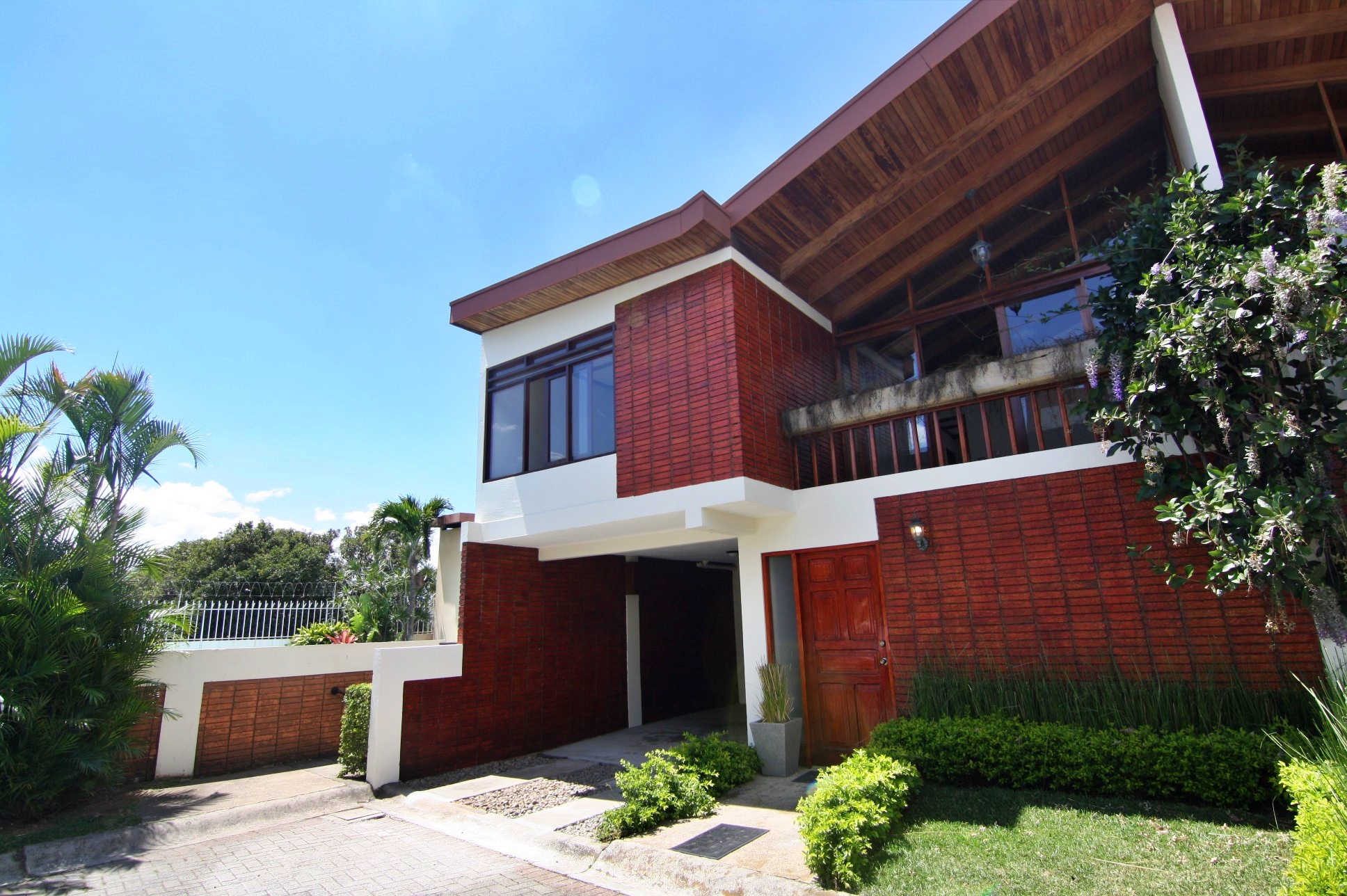 Venta-casa-de-2-pisos-con-jardin-y-terraza-Moravia.-FE-1