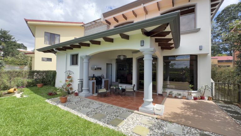 Venta-casa-de-2-plantas-en-condominio-Vista-Real-San-Rafael.-FE-10