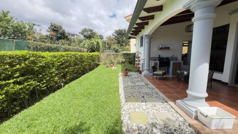 Venta-casa-de-2-plantas-en-condominio-Vista-Real-San-Rafael.-FE-9