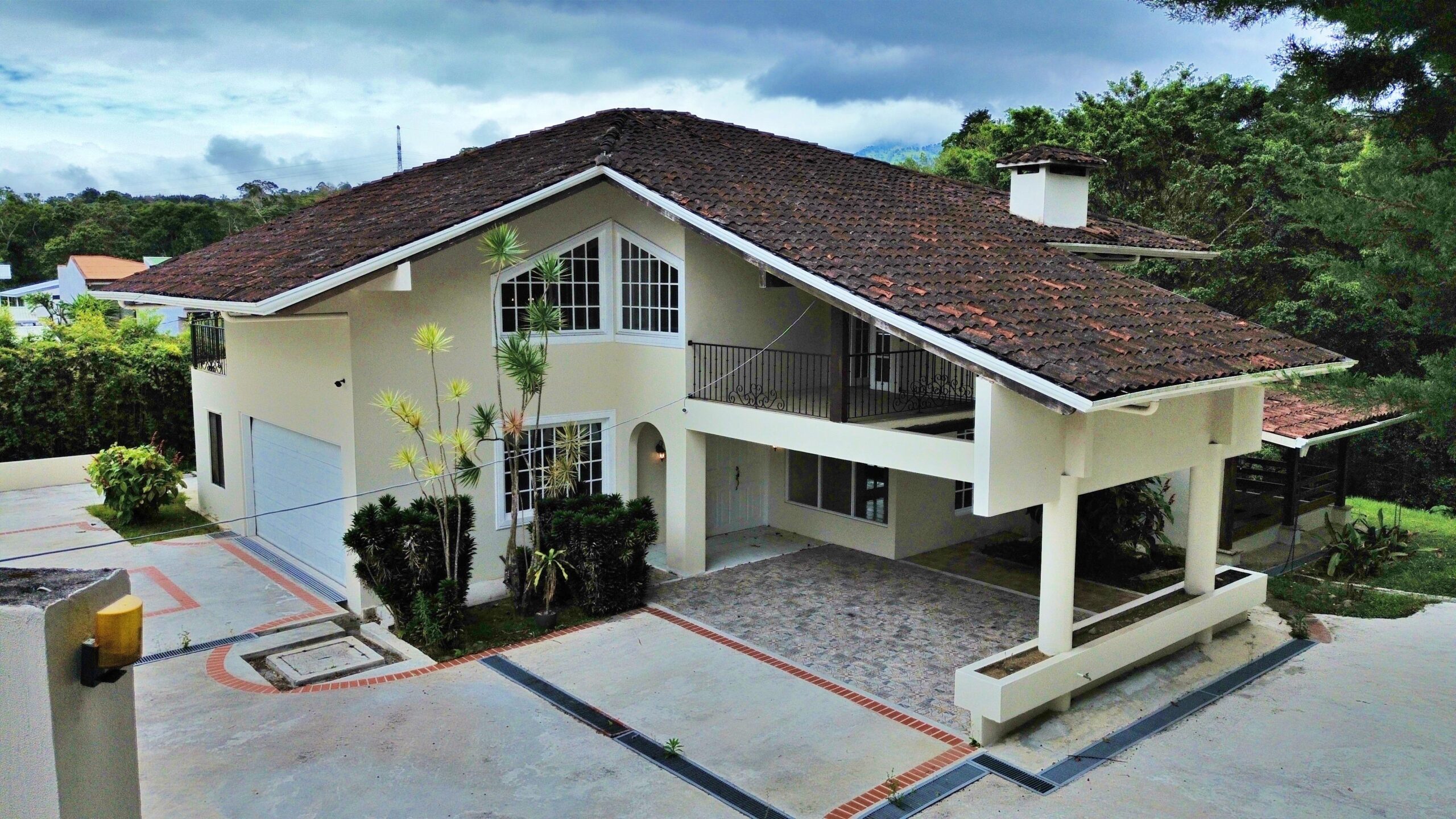 Venta-de-elegante-casa-estilo-Rustico-Colonial-Montes-de-Oca.-IC-2