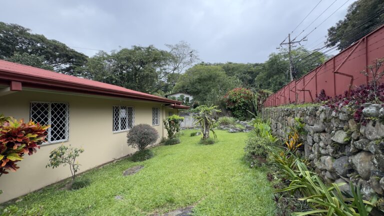 Venta-de-lujosa-casa-con-excelente-ubicacion-San-Rafael-Escazu.-FE-15