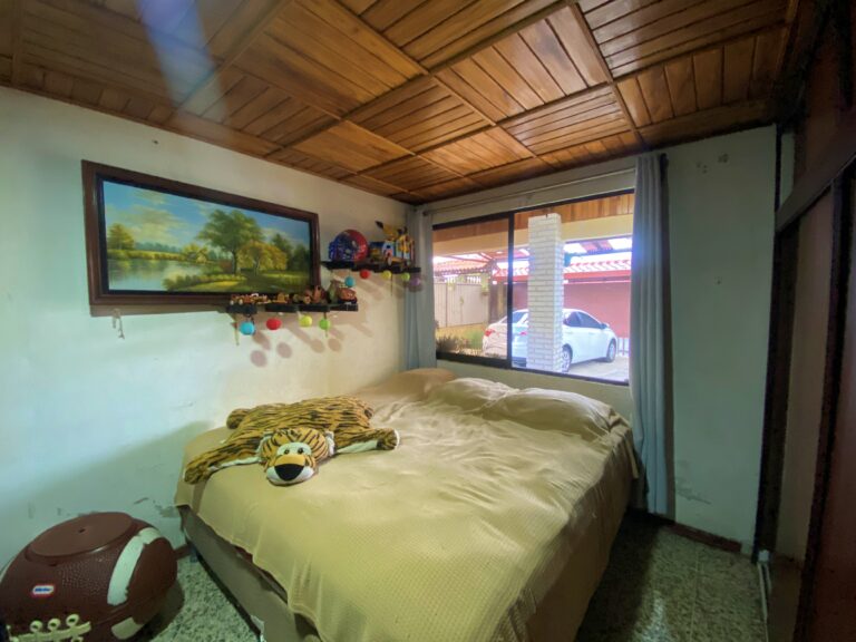 ajustadas-venta-de-casa-con-gran-jardin-ciudad-colon-mora-ic-16