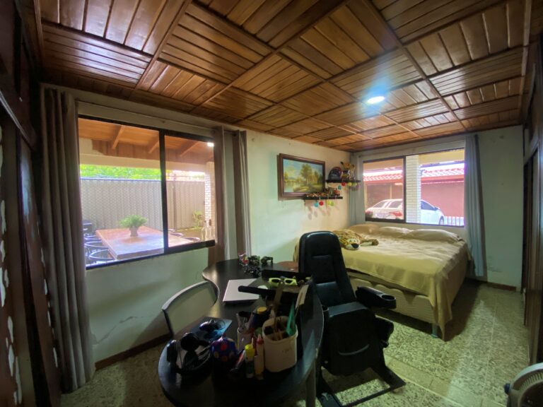 ajustadas-venta-de-casa-con-gran-jardin-ciudad-colon-mora-ic-18