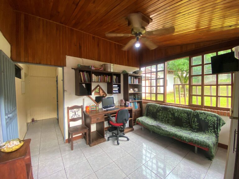 ajustadas-venta-de-casa-con-gran-jardin-ciudad-colon-mora-ic-19