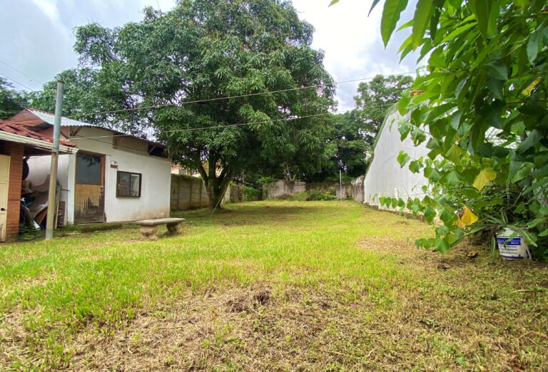 ajustadas-venta-de-casa-con-gran-jardin-ciudad-colon-mora-ic-3-crop