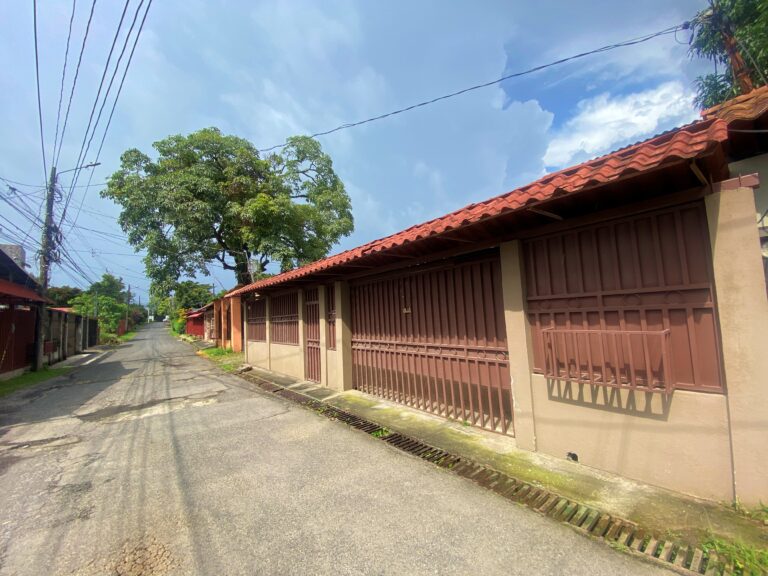 ajustadas-venta-de-casa-con-gran-jardin-ciudad-colon-mora-ic-4