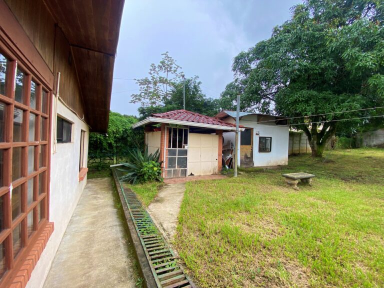 ajustadas-venta-de-casa-con-gran-jardin-ciudad-colon-mora-ic-9