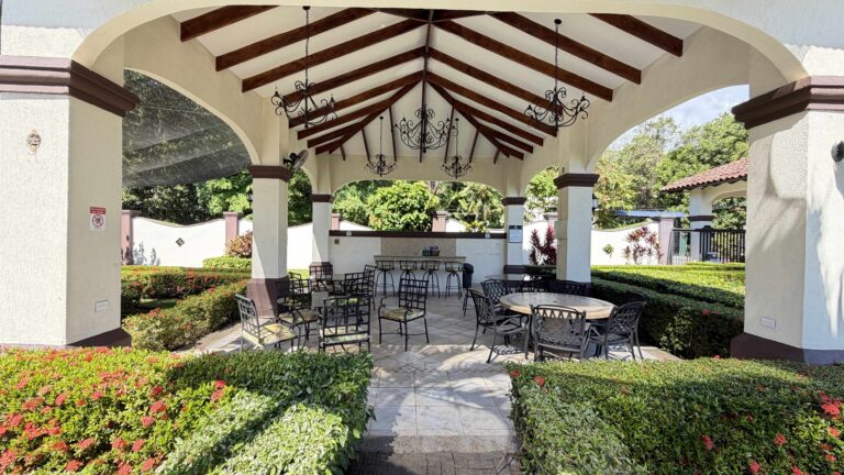 venta-casa-contemporanea-con-piscina-privada-parrita.-fe-18-1-1