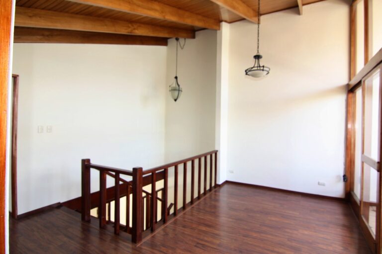 venta-casa-de-2-pisos-con-jardin-y-terraza-moravia.-fe-11-1