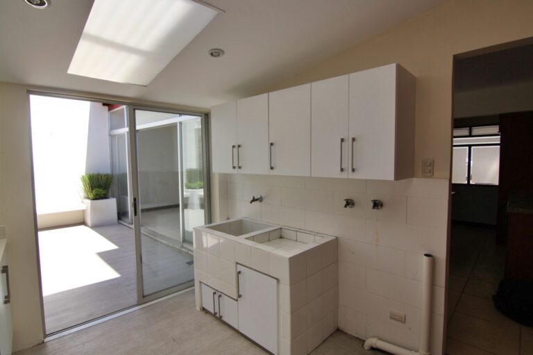 venta-casa-de-2-pisos-con-jardin-y-terraza-moravia.-fe-12-1
