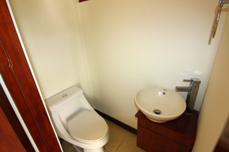 venta-casa-de-2-pisos-con-jardin-y-terraza-moravia.-fe-14-1