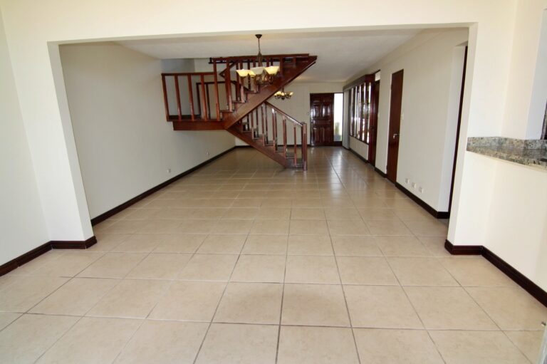 venta-casa-de-2-pisos-con-jardin-y-terraza-moravia.-fe-16