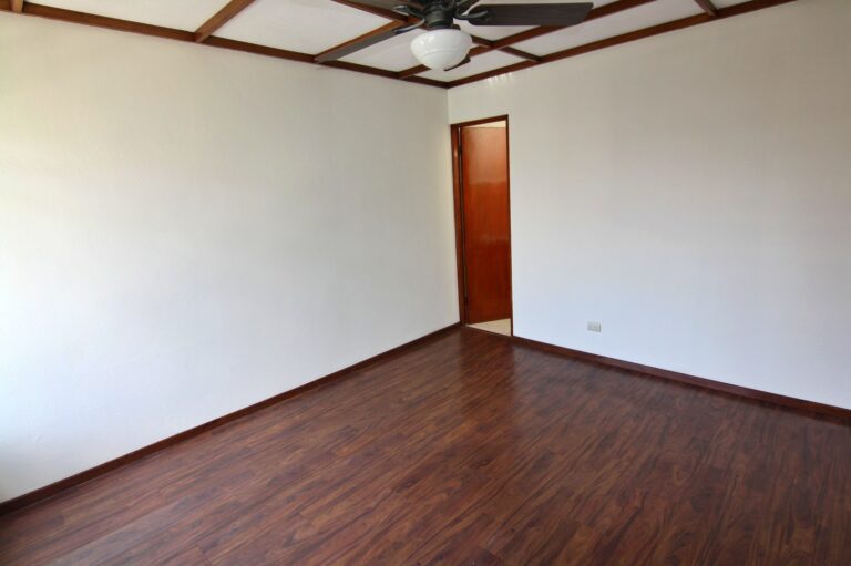 venta-casa-de-2-pisos-con-jardin-y-terraza-moravia.-fe-3-1