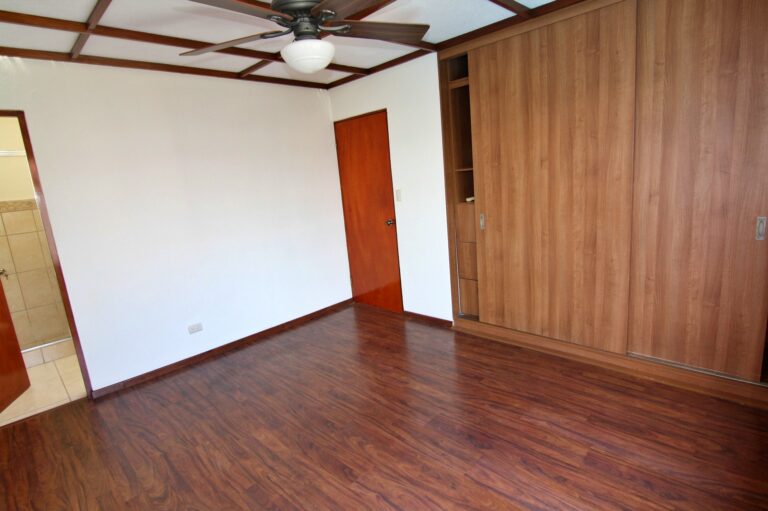 venta-casa-de-2-pisos-con-jardin-y-terraza-moravia.-fe-4-1