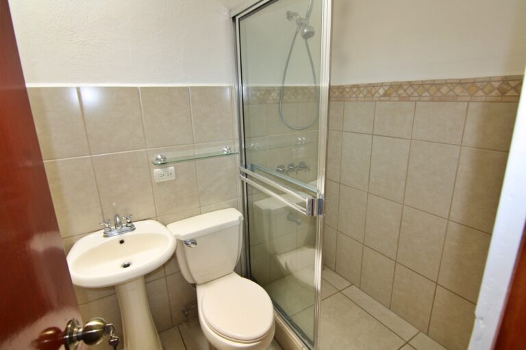 venta-casa-de-2-pisos-con-jardin-y-terraza-moravia.-fe-5-1
