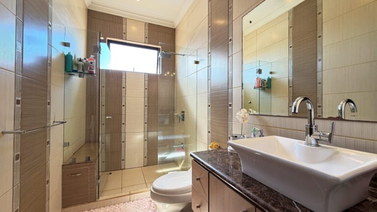 venta-casa-de-lujo-con-amplias-areas-sociales-curridabat.-fe-17