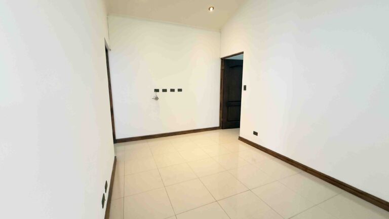 venta-casa-elegante-de-1-planta-con-gran-jardin-santo-domingo.-fe-24