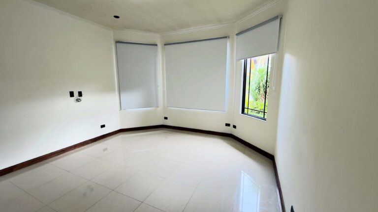 venta-casa-elegante-de-1-planta-con-gran-jardin-santo-domingo.-fe-27