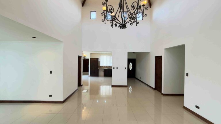 venta-casa-elegante-de-1-planta-con-gran-jardin-santo-domingo.-fe-31