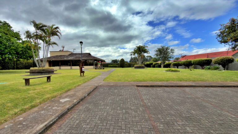 venta-casa-elegante-de-1-planta-con-gran-jardin-santo-domingo.-fe-34-1
