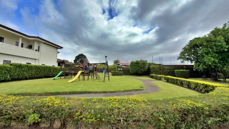 venta-casa-elegante-de-1-planta-con-gran-jardin-santo-domingo.-fe-35-1