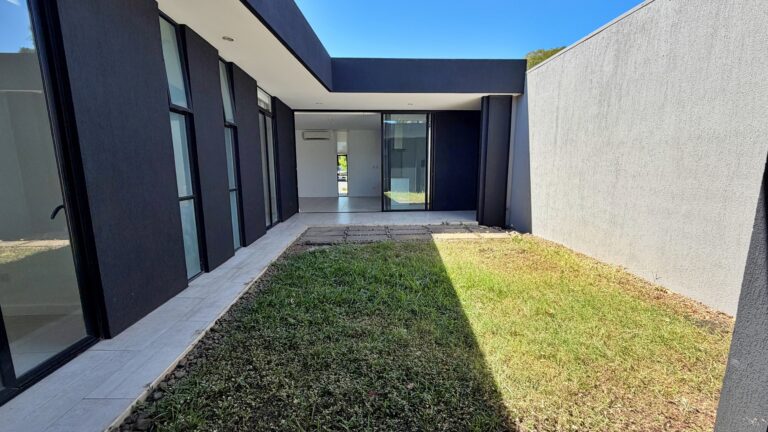 venta-casa-elegante-y-contemporanea-de-1-nivel-condominio-evora.-fe-4