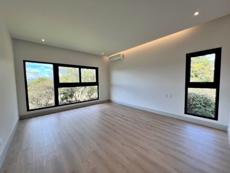 venta-casa-moderna-de-lujo-con-jardin-san-rafael-alajuela.-mn-2