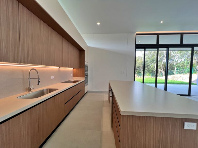 venta-casa-moderna-de-lujo-con-jardin-san-rafael-alajuela.-mn-5
