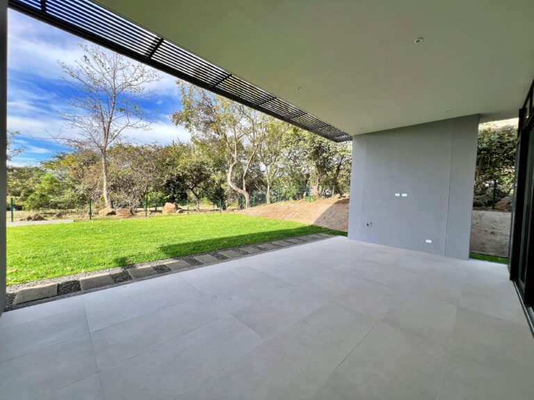venta-casa-moderna-de-lujo-con-jardin-san-rafael-alajuela.-mn-6