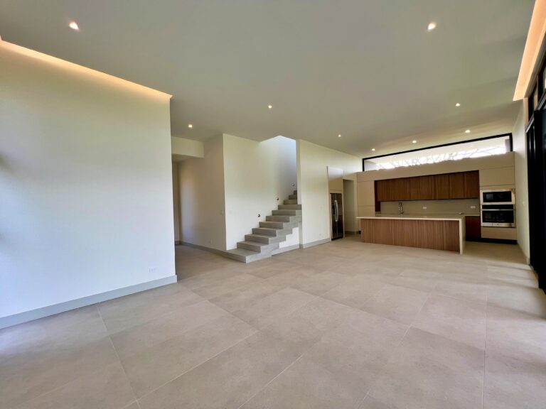 venta-casa-moderna-de-lujo-con-jardin-san-rafael-alajuela.-mn-7