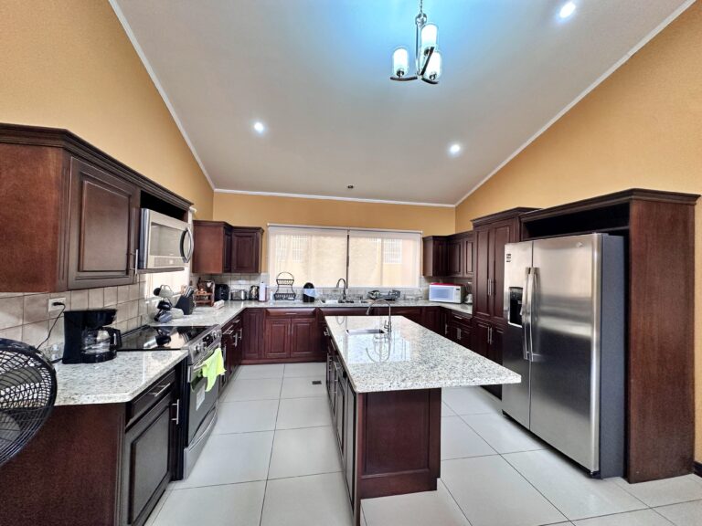 venta-de-casa-amueblada-en-gran-terreno-grecia-alajuela.-fau-10