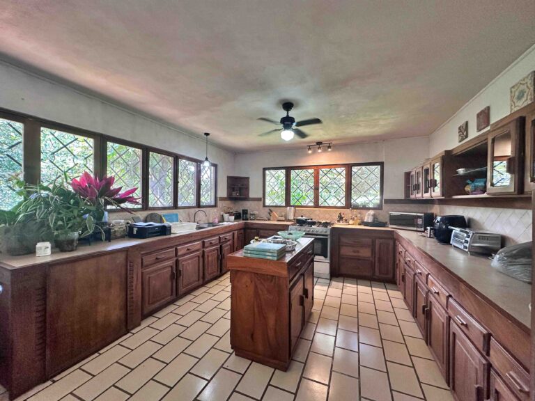 venta-quinta-con-2-casas-y-lago-la-garita-alajuela.-fau-11