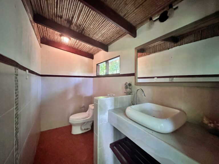 venta-quinta-con-2-casas-y-lago-la-garita-alajuela.-fau-16