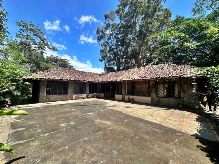 venta-quinta-con-2-casas-y-lago-la-garita-alajuela.-fau-8
