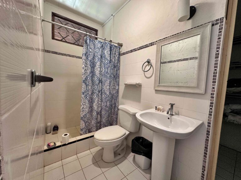 venta-quinta-con-2-casas-y-lago-la-garita-alajuela.-fau-9